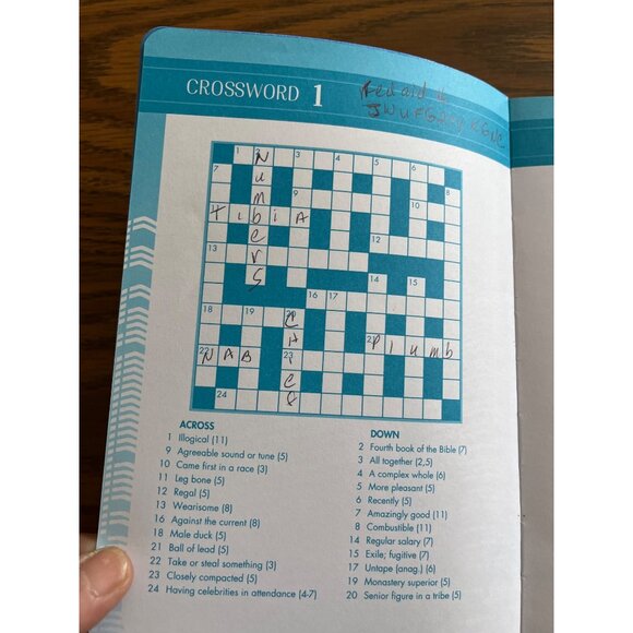 Hinkler crossword puzzle book - Picture 4 of 6